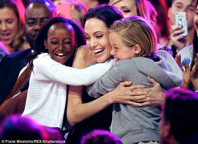 Angelina Jolie sẵn sàng đánh đổi mọi thứ để được bên mẹ - 4 Trong cuộc phỏng vấn mới đây, Angelina Jolie chia sẻ nhiều về tình mẫu tử.