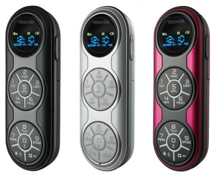 Năm 2011, Toshiba đặt chân vào thị trường di động với một dòng sản phẩm có thiết kế lạ lùng mang tên G450. Sở hữu bộ khung dạng con thon hiếm thấy, mặt trước của G450 còn khiến bạn há hốc mồm với 3 khu vực hình tròn tách biệt, bao gồm 1 màn hình và 2 phần để bố trí các phím số. Nếu thiết bị này này còn tới ngày nay, có lẽ sẽ chẳng ai nghĩ rằng chúng là một chiếc điện thoại.