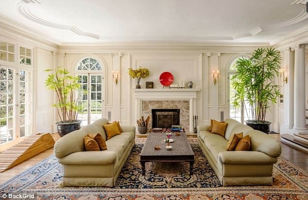 Căn biệt thự đã được xây dựng từ năm 1913. Đạo diễn nổi tiếng Cecil B DeMille là vị chủ nhân đầu tiên của căn biệt thự, cho tới khi ông qua đời năm 1959.