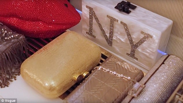 Choáng ngợp trước tủ đồ của diva Mariah Carey - 18 Những chiếc ví dự tiệc nhỏ xinh.