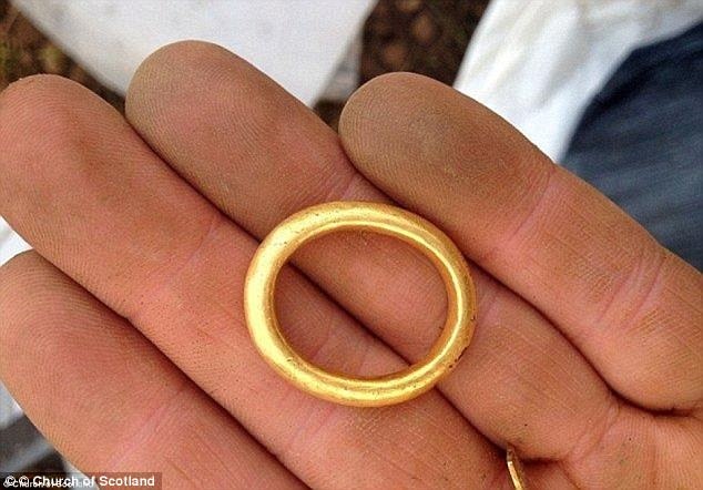 Chủ yếu trong hũ đồ là các món trang sức bằng bạc, nhưng ngoài ra còn có vải lụa, một số đồ trang sức làm từ các kim loại quý và đá quý, có một thỏi vàng hiếm thấy, cùng nhiều hạt thủy tinh…