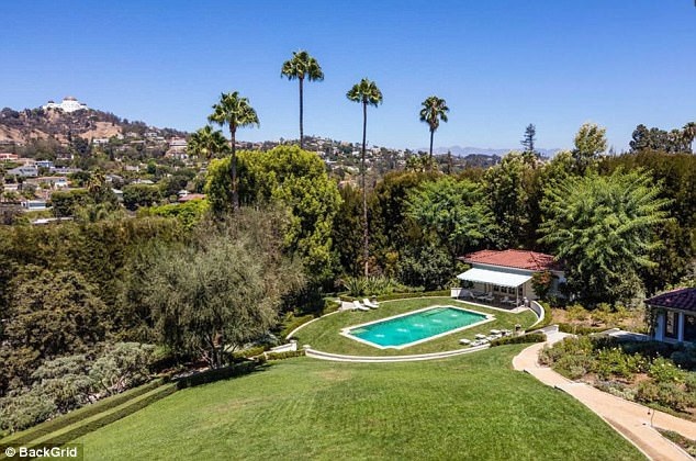 Căn biệt thự có diện tích hơn 10.000 m2, nằm trong vùng đồi với tầm nhìn ra xung quanh thành phố Los Angeles, hàng xóm xung quanh đó có nam diễn viên Casey Affleck, nữ diễn viên Natalie Portman…