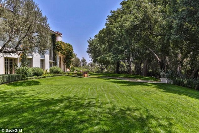 Thảm cỏ xanh rờn của căn biệt thự.