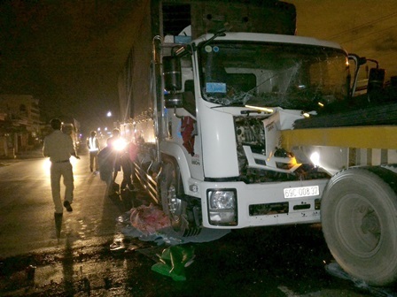 Xe tải chở nước sơn bốc cháy sau khi tông vào chiếc xe hỏng - 1 Hiện trường vụ tai nạn