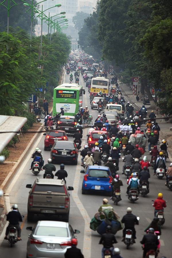 Buýt nhanh vẫn phải “ngụp lặn” trên làn đường dành riêng - 10
Toàn cảnh một chiều đường Láng Hạ trong giờ cao điểm.