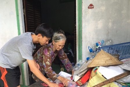 Bà lão gần 80 tuổi nhặt phế liệu nuôi cháu mồ côi ăn học - 6 Đứa cháu ngoại thường xuyên giúp bà sau giờ học