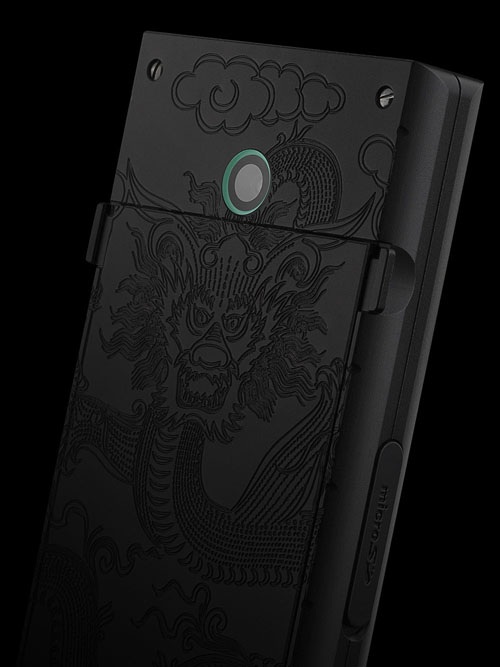 Điện thoại Rồng của Mobiado: Huyền thoại có thật - 8
Ẩn Long được thể hiện vô cùng chi tiết với đầu và mắt Rồng nhìn thẳng vào người đối diện. Thân mình uốn lượn nhiều khúc tinh tế.