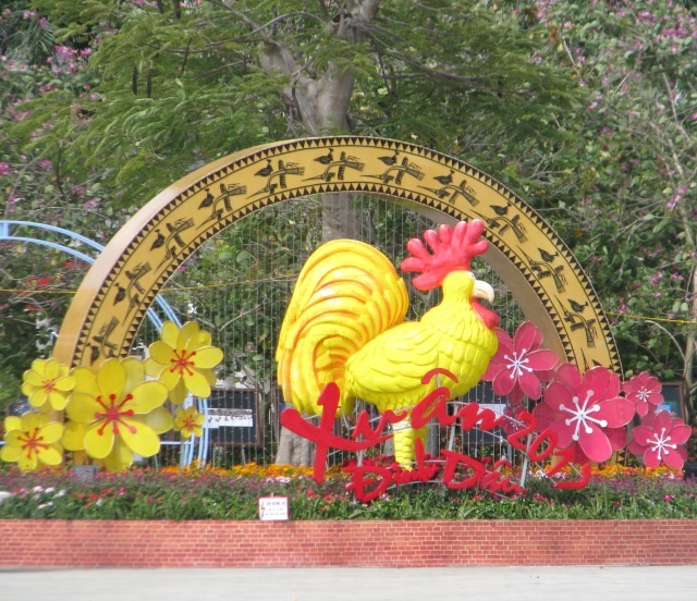 Ấn tượng hình gà “khủng” đón Tết Đinh Dậu - 2