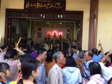 Đông nghịt người du xuân, lễ chùa ngày đầu năm - 9 Đông nghịt người du xuân, lễ chùa ngày đầu năm - 9