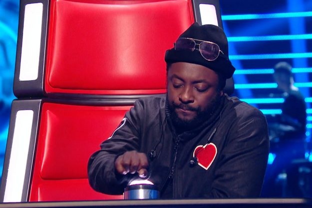 Bật cười với cảnh “bấm nút bất đắc dĩ” của giám khảo The Voice - 4 Trong khi dùng gấu tay áo lau nút bấm, anh đã bất ngờ khiến nút nhấn xuống, bật sáng lúc nào không hay.