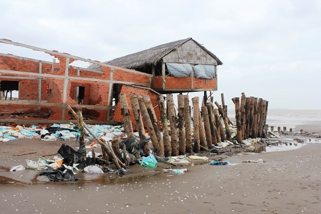 
Sóng biển phá hỏng nhiều căn nhà kiên cố của người dân
