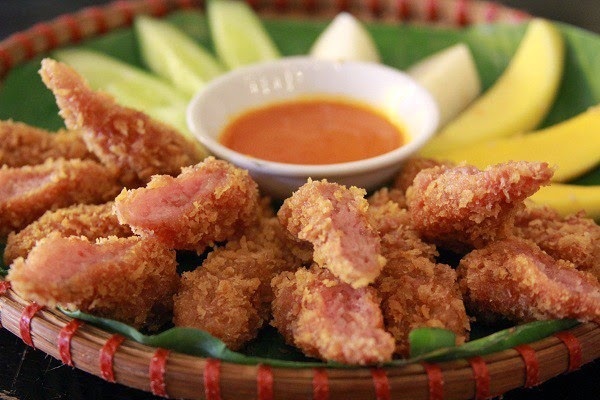 Nghệ nhân Ước Lễ chia sẽ bí quyết làm nem chua rán ngon tại nhà - 6
Nem chua nán ngon đảm bảo chất lượng cần chiên trong dầu, mỡ sạch.