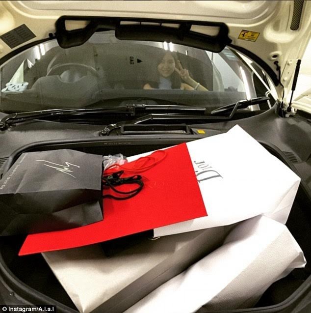 Cuộc sống “vạn người mơ” của các tiểu thư con nhà giàu Trung Quốc - 8 Cuộc sống “vạn người mơ” của các tiểu thư con nhà giàu Trung Quốc - 8