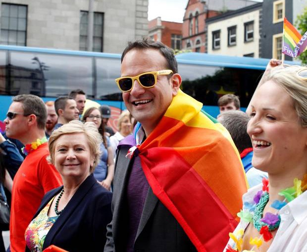 Chính trị gia đồng tính trở thành Thủ tướng trẻ nhất Ireland - 5
Ông Varadkar trong một buổi diễu hành vì người đồng tính năm 2015. (Ảnh: Independent)