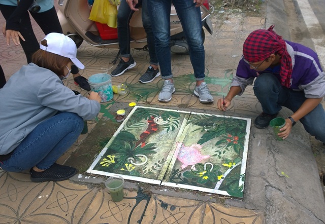 Biến nắp cống thành những... bông hoa xinh xắn - 8 Đây là hoạt động thử nghiệm, nếu được nhiều người hưởng ưởng ứng sẽ có rất nhiều nắp cống xấu xí khác sẽ nở hoa