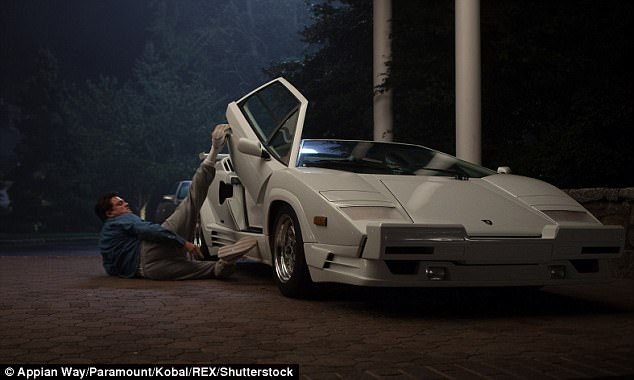 Leonardo DiCaprio chật vật với vai diễn vì… chưa từng dùng chất cấm - 5 Mặc dù ngoài đời thực, Leo cũng nổi tiếng là một tài tử đào hoa, “khét tiếng ăn chơi”, nhưng khi nhập vai trong “Sói già phố Wall”, Leo vẫn phải tìm tới tác giả tự truyện để “tầm sư học đạo”. Đây là một cảnh khi nhân vật của Leo đang “lâng lâng”.