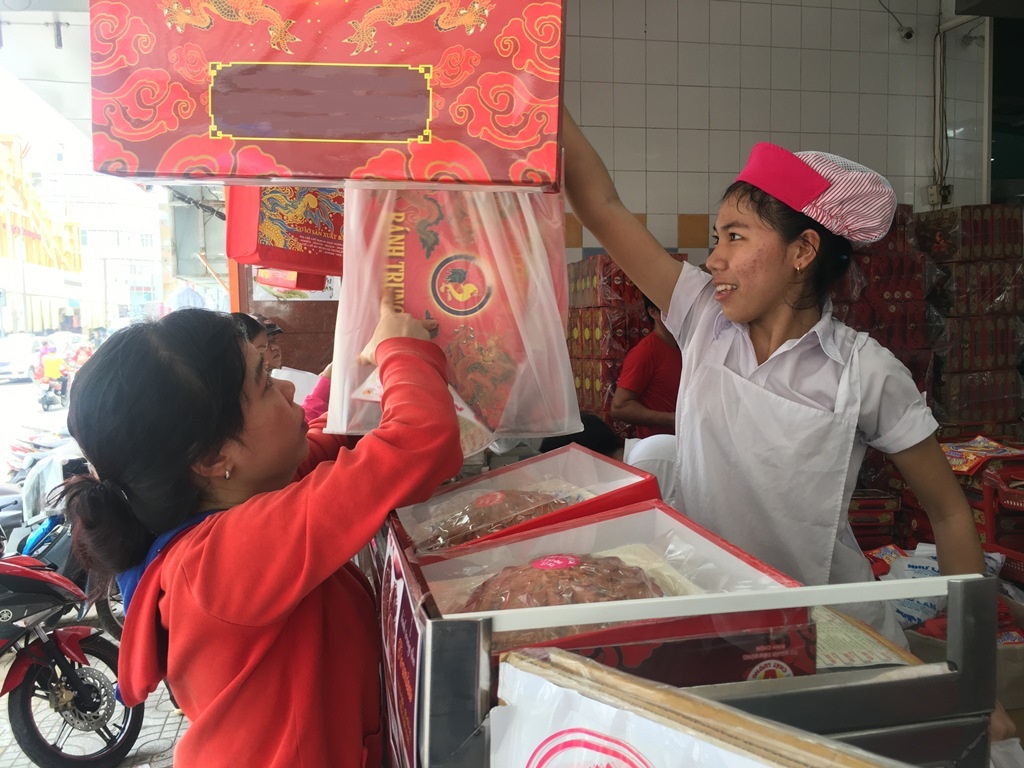 Người Sài Gòn đổ xô đi mua bánh Trung thu ngày đầu tháng - 8 Người Sài Gòn đổ xô đi mua bánh Trung thu ngày đầu tháng - 8