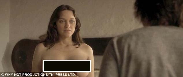 Choáng với cảnh khỏa thân của nữ diễn viên Pháp Marion Cotillard - 4 Marion hiện đang là nữ diễn viên Pháp nổi danh nhất ở Hollywood. Ở tuổi 41, Marion vẫn khiến người ta ngưỡng mộ bởi vẻ đẹp hình thể. Những cảnh khỏa thân của cô luôn khiến các trang tin điện ảnh phải xôn xao.