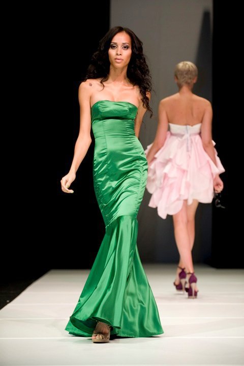 8 người mẫu chuyển giới làm thay đổi chuẩn Đẹp sàn catwalk - 8 Isis King (31 tuổi)