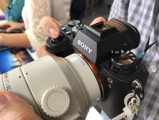 Sony Show 2017 hút khách nhờ loạt sản phẩm công nghệ ấn tượng - 6 Với khả năng chụp tốc độ cao đến 20 ảnh/giây và hệ thống 693 điểm lấy nét, máy ảnh Sony Alpha 9 hứa hẹn đem đến cho tín đồ chụp ảnh cảm giác không có khoảnh khắc nào là không thể bắt kịp.