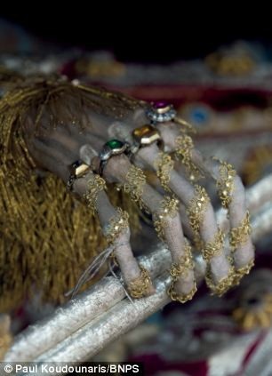 Cận cảnh đôi tay của Thánh Valentin ở Bad Schussenreid, Đức với nhẫn đá quý và dây chuyền vàng