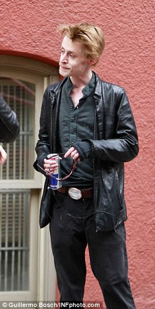 Sao phim Ở nhà một mình thay đổi đáng kinh ngạc - 8
Hình ảnh hiện tại của Macaulay Culkin khác hẳn với anh - gầy gò và xanh xao ra phố cách đây vài năm.