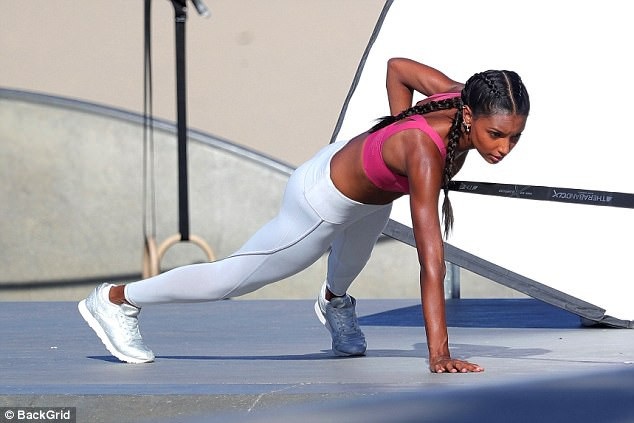 
Jasmine Tookes là 1 trong 2 thiên thần nội y da màu của Victorias Secret
