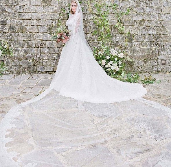 Hình ảnh đẹp như mơ trong đám cưới siêu mẫu ngực khủng - 8
Siêu mẫu xinh đẹp cũng hi vọng sẽ phát triển nghề diễn viên sau hôn lễ.