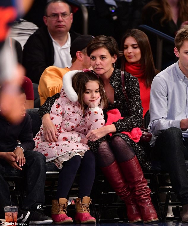 Katie Holmes đưa con gái đi xem bóng rổ - 8
Katie Holmes hiện sống và làm việc chủ yếu tại New York để thuận tiện cho việc học của con gái cưng.