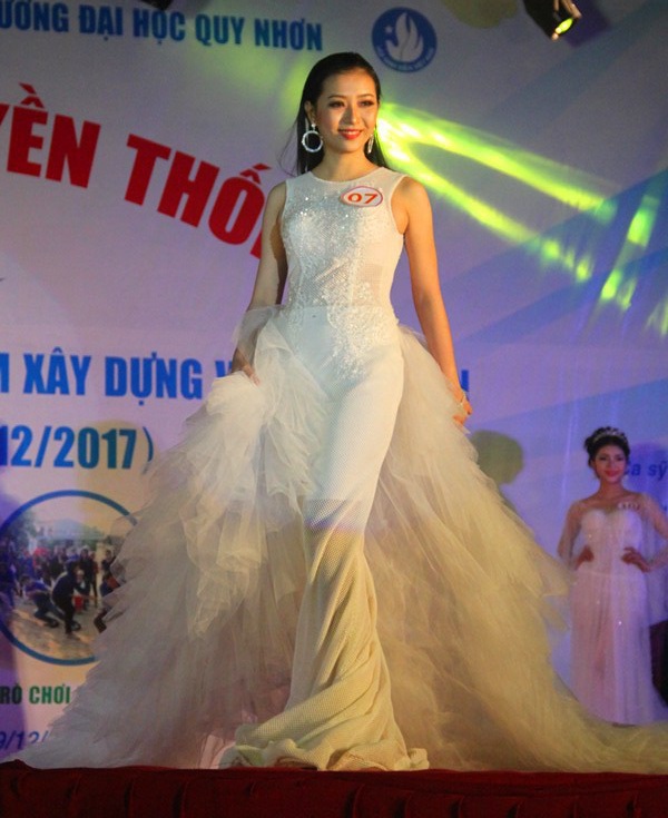 Sinh viên ĐH Quy Nhơn tỏa sáng trong cuộc thi tìm kiếm "trai tài gái sắc" - 7 Lộng lẫy trong trang phục tự chọn