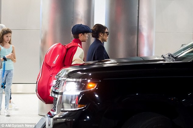 Gia đình Beckham đi đón năm mới tại Miami - 9
Vic diện áo khoác do chính cô thiết kế có giá chừng 3000 USD