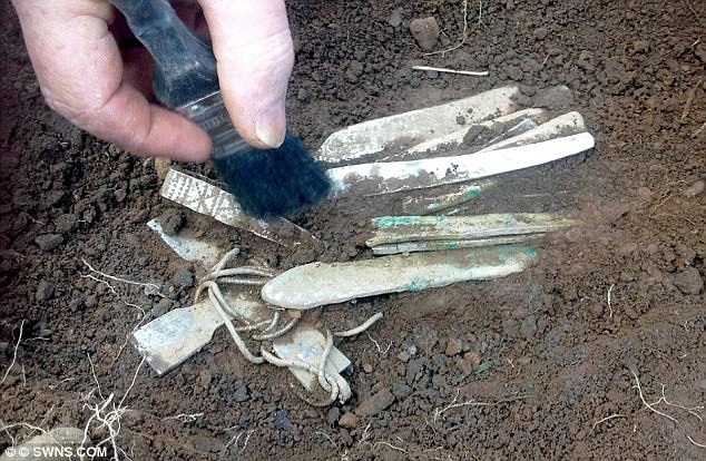 Kho báu đồ cổ này được tìm thấy ở trên một cánh đồng thuộc miền tây Scotland.