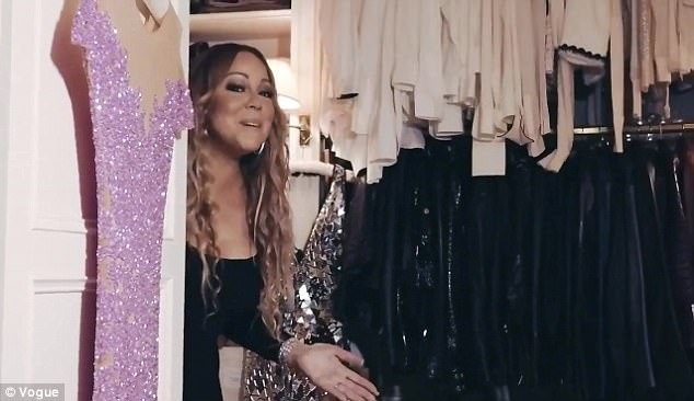 Choáng ngợp trước tủ đồ của diva Mariah Carey - 22 Mariah rất hạnh phúc mỗi khi đắm mình trong phòng chứa phục trang.