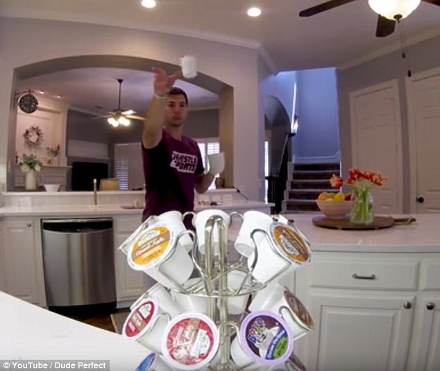 Phát sốt với clip “ảo thuật không tưởng” đang lan truyền trên mạng - 4 Một thành viên của Dude Perfect tung trúng chiếc hộp vào giá đỡ của nó.