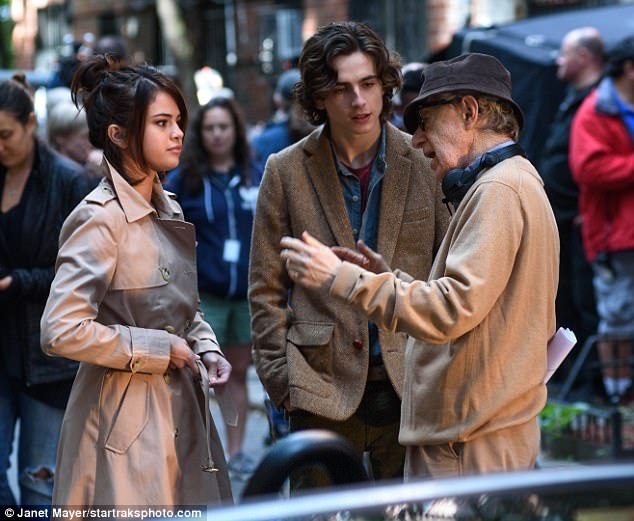 Ngỡ ngàng về một tình bạn tuyệt vời trong showbiz - 15 Selena cũng đang quay phim mới tại thành phố New York.