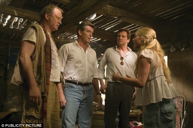 Âm nhạc ABBA được tái hiện trong “Mamma Mia! 2” - 7 Với vai diễn Sam trong “Mamma Mia!” (2008), Pierce Brosnan từng bị chỉ trích vì không có giọng hát lý tưởng để có thể tham gia một bộ phim ca nhạc. Ông thậm chí đã nhận giải… Mâm xôi vàng dành cho Nam phụ tệ nhất.