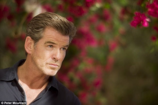 Âm nhạc ABBA được tái hiện trong “Mamma Mia! 2” - 8 Pierce Brosnan không hề e ngại khả năng ca hát có giới hạn của mình. Ngoài ra, ông cũng không để những chê bai, chỉ trích trước đây khiến mình mất đi hứng thú cho vai diễn mới.