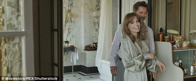 Nỗ lực cuối cùng để cứu vãn “cuộc hôn nhân vàng” của Hollywood - 1 Angelina Jolie (42 tuổi) vừa tiết lộ rằng cô từng hy vọng việc cùng với Brad Pitt diễn xuất trên phim trường “By The Sea” sẽ giúp họ hàn gắn trong mối quan hệ vợ chồng.