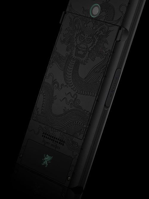 Điện thoại Rồng của Mobiado: Huyền thoại có thật - 9 Mobiado tận dụng toàn bộ diện tích mặt nắp pin để giữ lại nhiều chi tiết nhất có thể của linh vật biểu trưng.