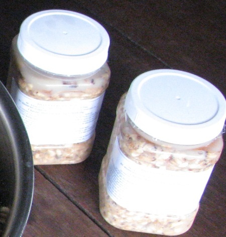 Sau khi cho vô keo, cần để sau 3 ngày mới có thể ăn được. Mắm ong ăn có vị béo con ong, ngọt, thơm,… Nếu trộn thêm gừng, ớt, ăn kèm với những lá có vị chát như lá sung thì rất ngon. Mắm ong có thể để trong tủ lạnh để lâu ngày vẫn ăn được.