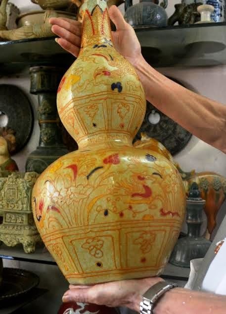 Bộ sưu tập vô giá của "Vua đồ cổ" đất Ninh Bình - 8 Chiếc bình hồ lô “khủng” thời Nguyên - Trung Quốc (thế kỷ 14) có giá trị khoảng 2 triệu USD.