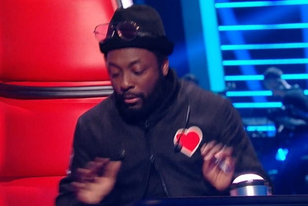 Bật cười với cảnh “bấm nút bất đắc dĩ” của giám khảo The Voice - 5 will.i.am rất sốc khi bất ngờ thấy chiếc ghế quay trở lại phía sân khấu dù anh không hề chủ ý nhấn nút.