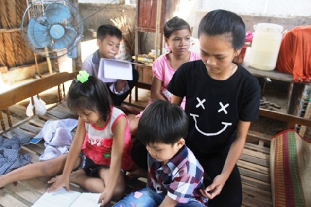 
Cả 5 chị em mồ côi nương tựa vào nhà ngoại cũng thuộc diện nghèo khó
