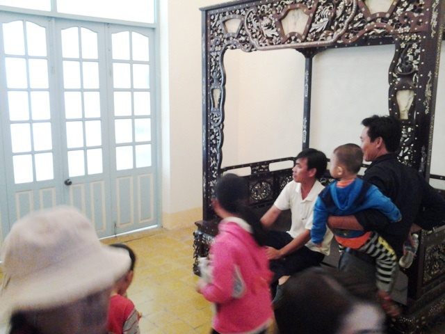 Chưa thăm nhà “Công tử Bạc Liêu” xem như chưa ghé Bạc Liêu - 5 Chiếc giường bạc tỷ, ai cũng muốn ngồi cho biết.