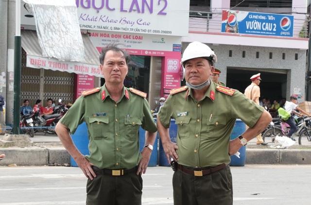 Vụ cháy kéo dài 5 ngày: Hối hả đập tường cứu máy móc - 2
Giám đốc, Phó Giám đốc Công an TP Cần Thơ có mặt tại hiện trường để chỉ đạo công tác khám nghiện hiện trường, điều tra nguyên nhân vụ cháy.
