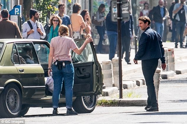 Người dân Paris đứng từ xa quan sát hoạt động của đoàn phim và nam tài tử Tom Cruise.