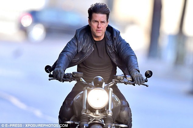 Hoạt động ghi hình của “Nhiệm vụ bất khả thi 6” khá thu hút sự chú ý của người dân Paris. Người dân được phép đứng trật tự ở những khu vực không gây ảnh hưởng tới đoàn phim để theo dõi quá trình ghi hình.