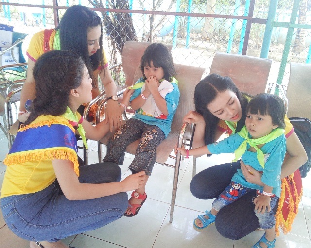 Người đẹp Hoa khôi Nam Bộ cùng em nhỏ mồ côi thăm xứ “Công tử Bạc Liêu” - 5 Trò chuyện, thăm hỏi, chia sẻ với các em nhỏ kém may mắn.