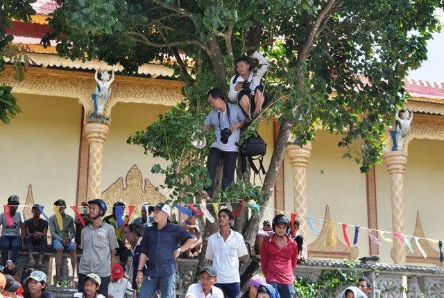 Nhiều nhiếp ảnh gia chọn cho mình chỗ đứng thích hợp để săn ảnh