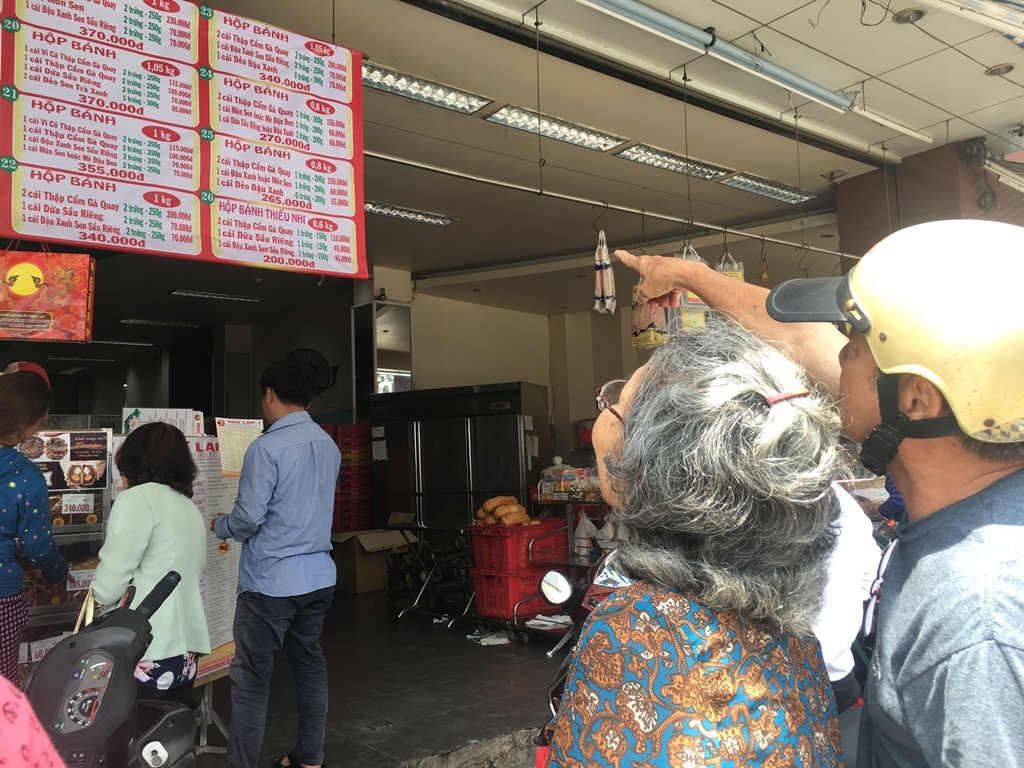 Người Sài Gòn đổ xô đi mua bánh Trung thu ngày đầu tháng - 9 Người Sài Gòn đổ xô đi mua bánh Trung thu ngày đầu tháng - 9